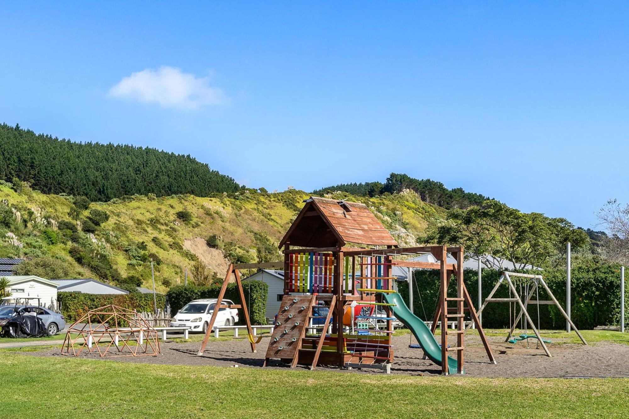 Port Waikato Holiday Park Bagian luar foto