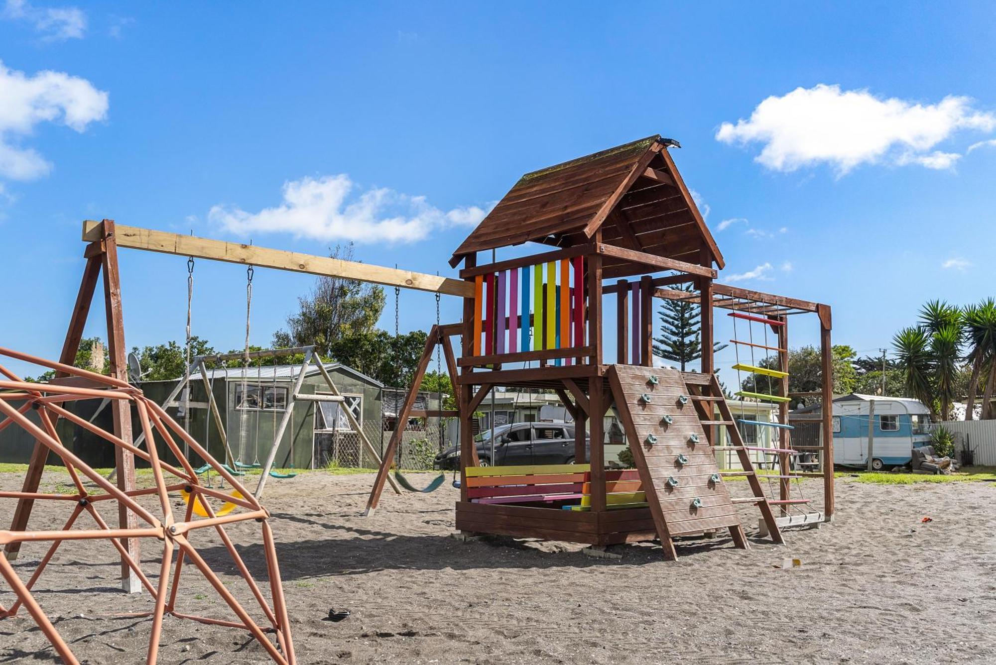Port Waikato Holiday Park Bagian luar foto