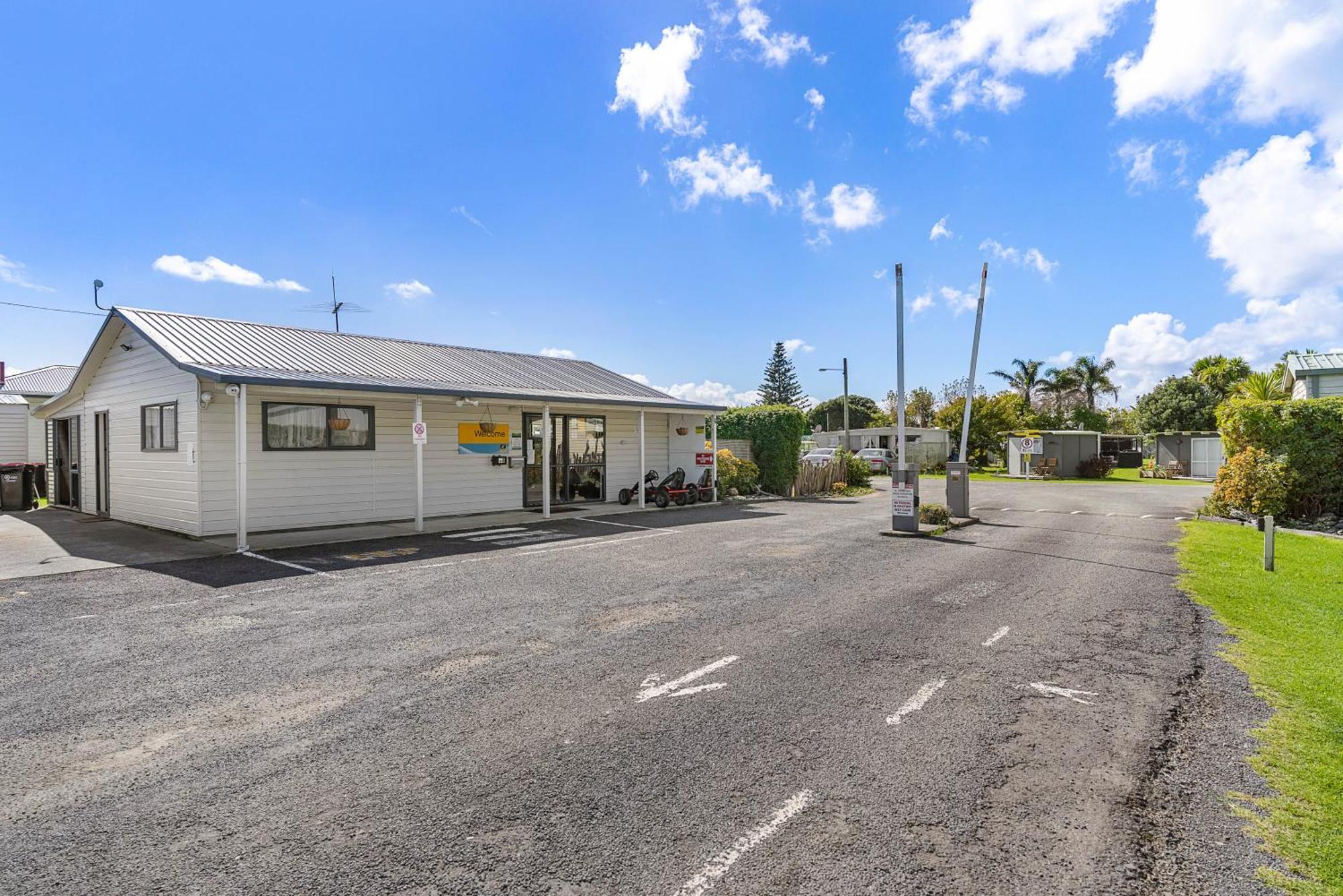 Port Waikato Holiday Park Bagian luar foto